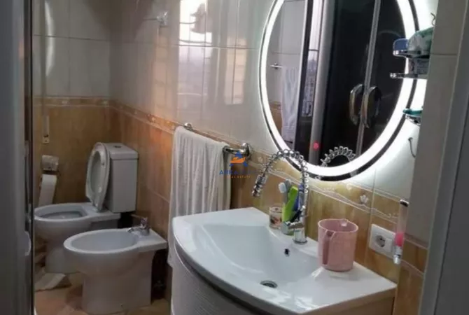 Shtepi ne shitje Apartament ne Tirane, 2+1, Mobilimi E mobiluar, Pagesa 250,000  Euro.