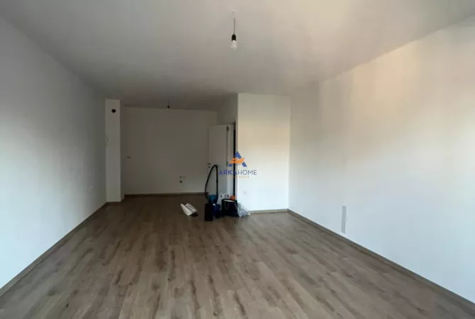 Ambiente Commerciale in Affitto 3+1 a Tirana - 600 Euro