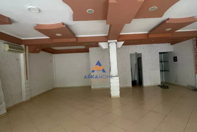 Ambiente Commerciale in Affitto 3+1 a Tirana - 400 Euro