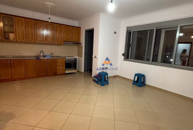 Shtepi me qera 2+1 ne Tirane - 400 Euro