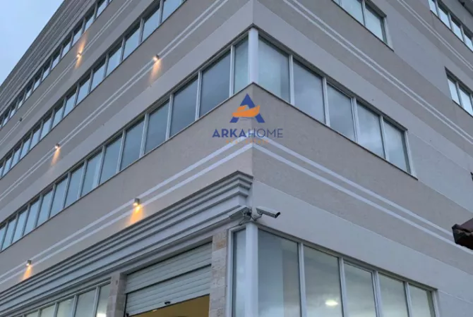 Ambiente Commerciale in Affitto 1+1 a Tirana - 7,500 Euro