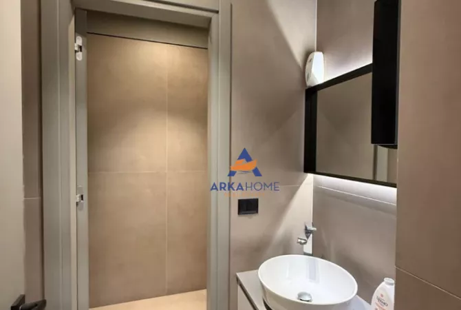 Ambiente Commerciale in Affitto 1+1 a Tirana - 1,600 Euro