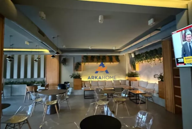 Ambiente Commerciale in Vendita 5+1 a Tirana - 360,000 Euro
