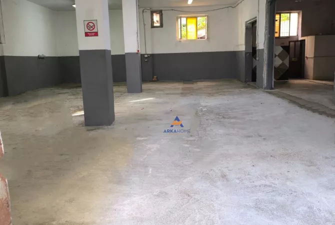 Ambiente Commerciale in Affitto 6+1 a Tirana - 1,700 Euro