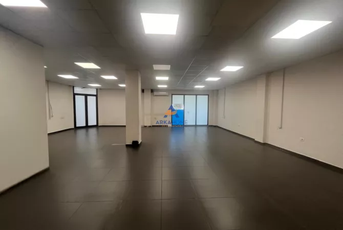 Ambiente Commerciale in Affitto 3+1 a Tirana - 20,000 Euro