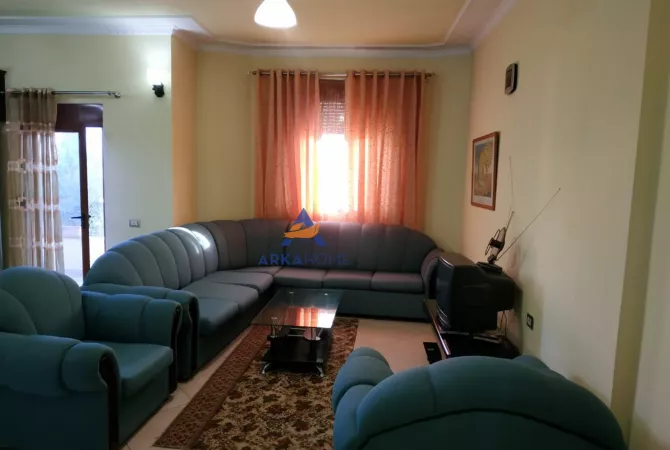 Shtepi me qera 7+1 ne Tirane - 3,200 Euro
