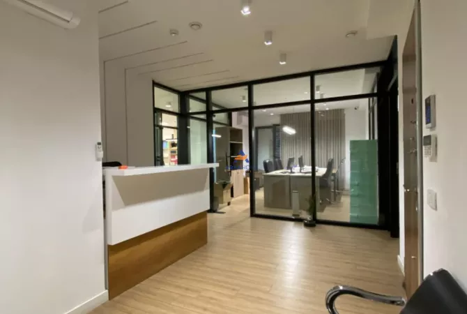 Ambiente Commerciale in Affitto 3+1 a Tirana - 5,000 Euro