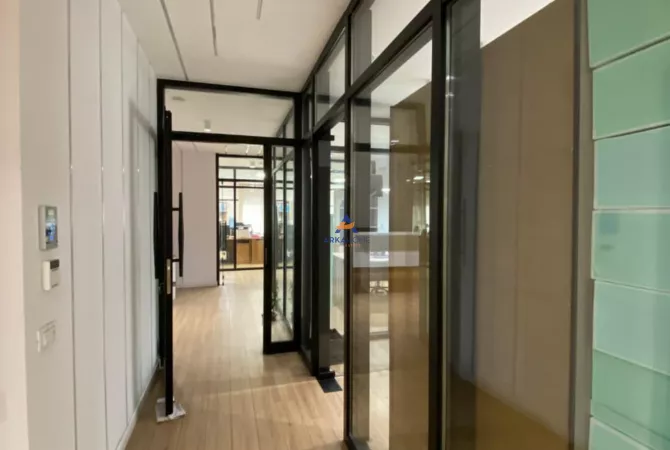 Ambiente Commerciale in Affitto 3+1 a Tirana - 5,000 Euro
