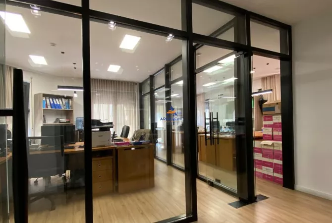 Ambiente Commerciale in Affitto 3+1 a Tirana - 5,000 Euro