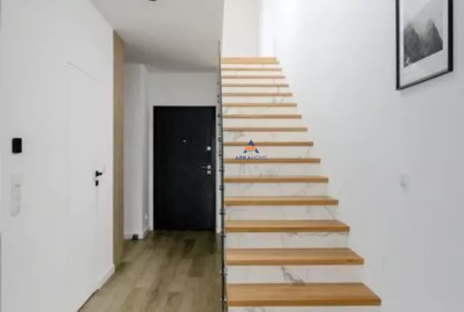 Ambiente Commerciale in Affitto 3+1 a Tirana - 1,500 Euro