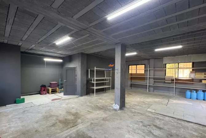Ambiente Commerciale in Affitto 4+1 a Tirana - 900 Euro