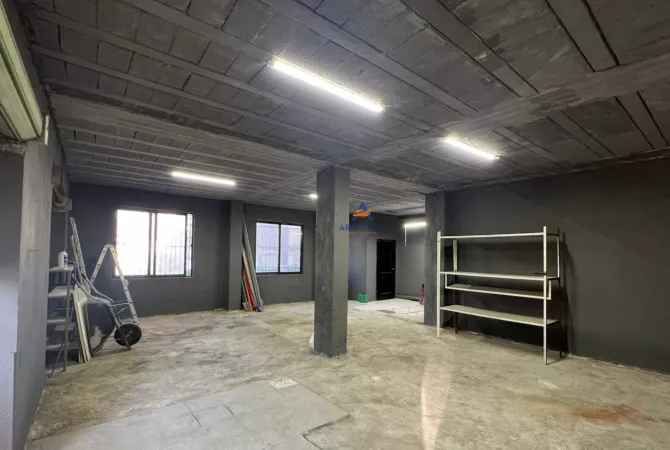 Ambiente Commerciale in Affitto 4+1 a Tirana - 900 Euro