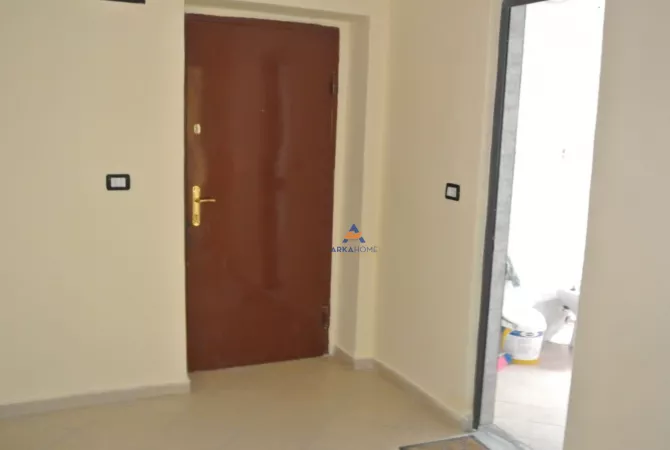 Ambiente Commerciale in Affitto 3+1 a Tirana - 550 Euro
