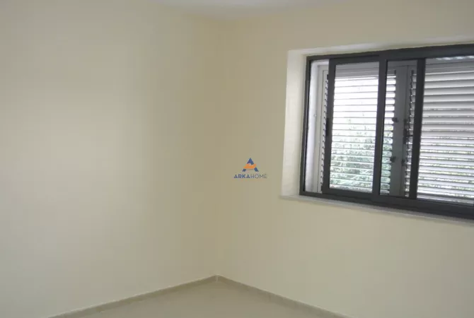 Ambiente Commerciale in Affitto 3+1 a Tirana - 550 Euro