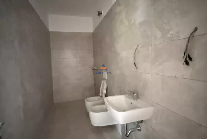 Shtepi ne shitje Apartament ne Tirane, 2+1, Mobilimi Bosh, pa mobiluar, Pagesa 180,000  Euro.