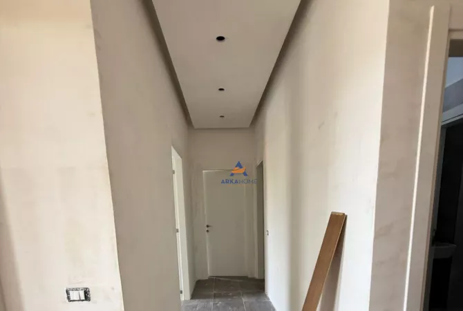 Shtepi ne shitje Apartament ne Tirane, 2+1, Mobilimi Bosh, pa mobiluar, Pagesa 180,000  Euro.