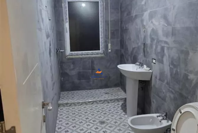 Shtepi ne shitje Apartament ne Tirane, 1+1, Mobilimi Bosh, pa mobiluar, Pagesa 75,800  Euro.