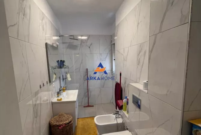 Shtepi ne shitje Apartament ne Tirane, 2+1, Mobilimi E mobiluar, Pagesa 205,000  Euro.