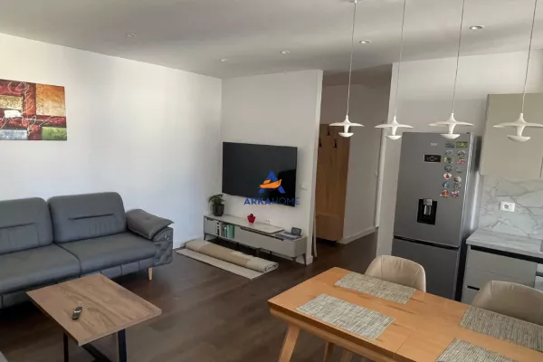 Shtepi me qera 2+1 ne Tirane - 1,000 Euro