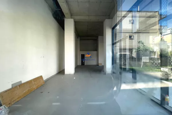 Ambiente Commerciale in Vendita 1+1 a Tirana - 264,000 Euro