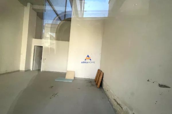 Ambiente Commerciale in Vendita 1+1 a Tirana - 264,000 Euro