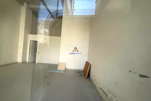 Ambiente Commerciale in Vendita 1+1 a Tirana - 264,000 Euro