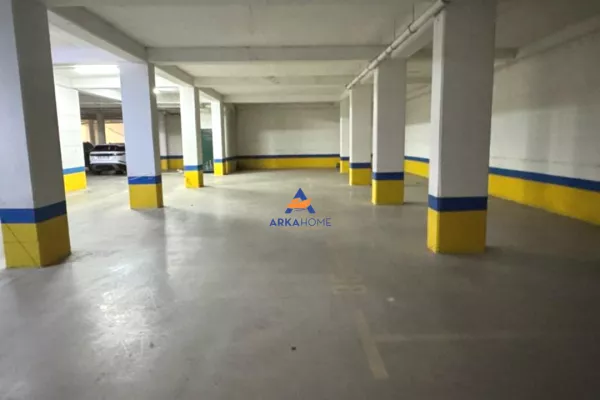 Ambiente Commerciale in Affitto 1+1 a Tirana - 5,000 Euro