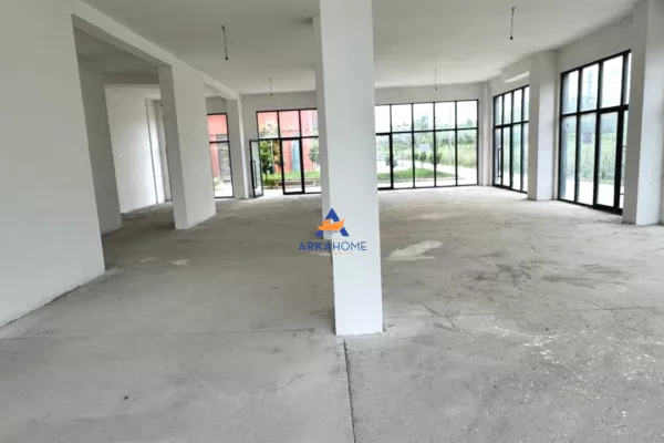 Ambiente Commerciale in Affitto 1+1 a Tirana - 5,000 Euro