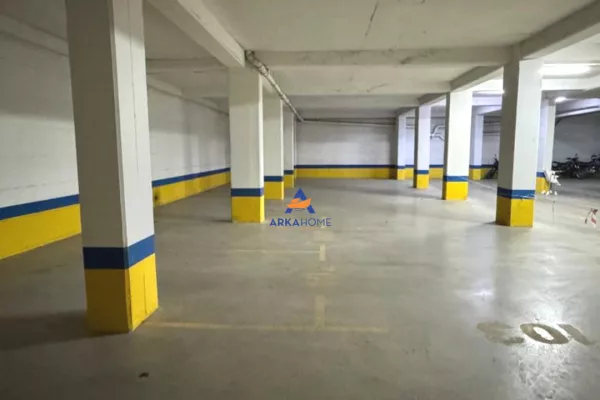 Ambiente Commerciale in Affitto 1+1 a Tirana - 5,000 Euro