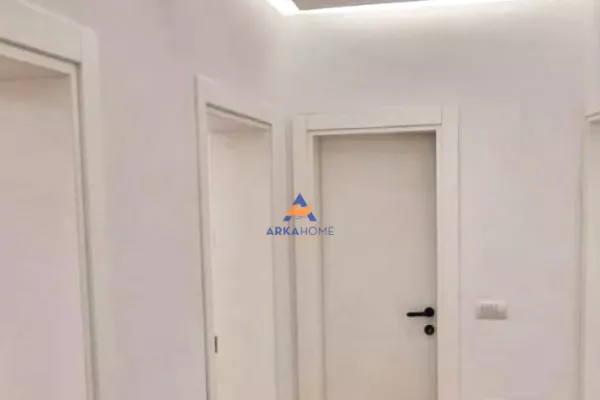 JEPET ME QERA AMBIENT PER ZYRE 120M2 "KAFE FLORA,RRUGA E DURRESIT" 900 EURO