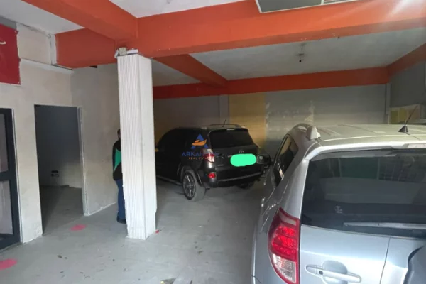 Business Property for Rent 4+1 in Tirana - 1,000 Euro