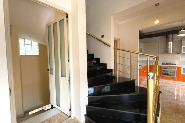 Shtepi me qera 3+1 ne Tirane - 1,300 Euro