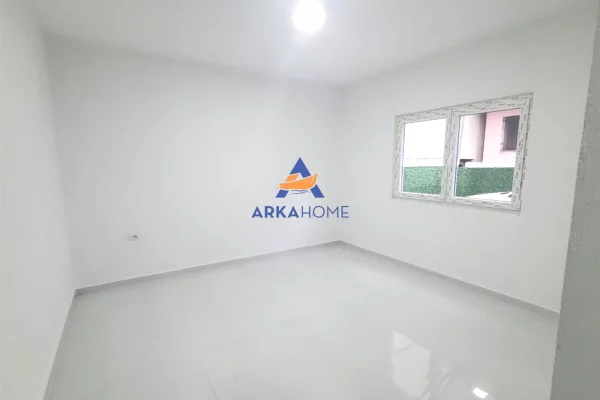 Ambient biznesi me qera 2+1 ne Tirane - 1,038 Euro