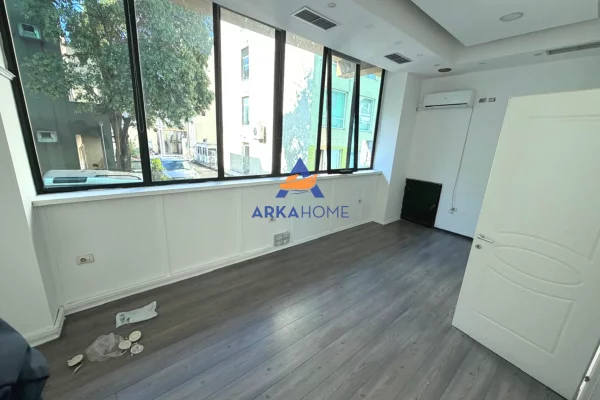 Ambient biznesi me qera 2+1 ne Tirane - 1,500 Euro