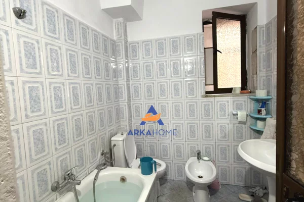 Shtepi ne shitje Apartament ne Tirane, 1+1, Mobilimi E mobiluar, Pagesa 160,000  Euro.