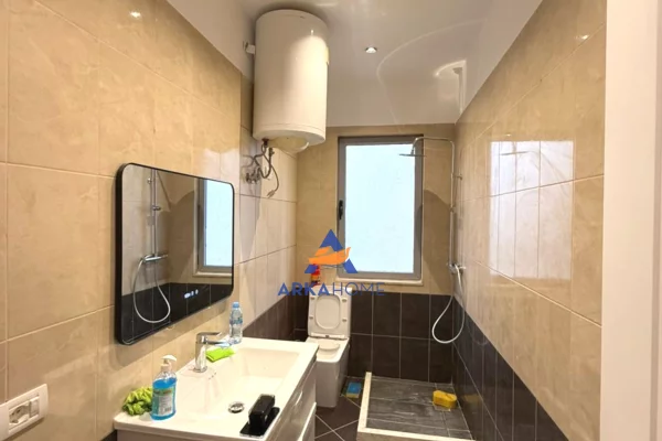 Shtepi ne shitje Apartament ne Tirane, 1+1, Mobilimi Bosh, pa mobiluar, Pagesa 110,000  Euro.