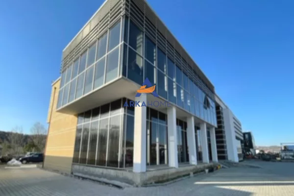 Ambiente Commerciale in Vendita 3+1 a Tirana - 2,500,000 Euro