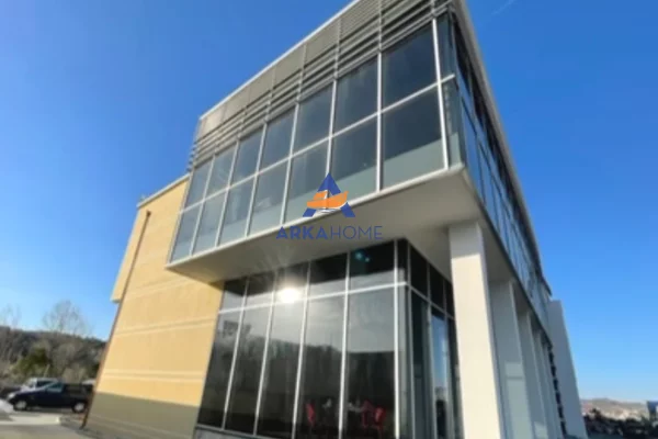 Ambiente Commerciale in Vendita 3+1 a Tirana - 2,500,000 Euro