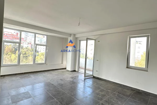 Shtepi ne shitje Apartament ne Tirane, 2+1, Mobilimi Bosh, pa mobiluar, Pagesa 114,000  Euro.