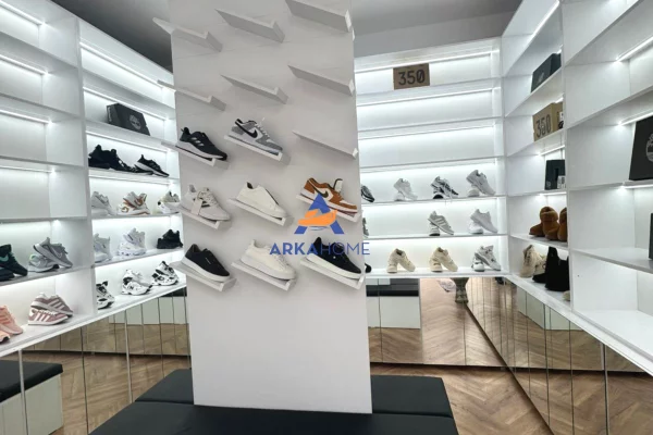 Ambiente Commerciale in Affitto 1+1 a Tirana - 700 Euro