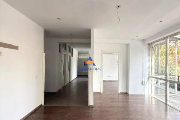 Ambiente Commerciale in Affitto 3+1 a Tirana - 2,000 Euro