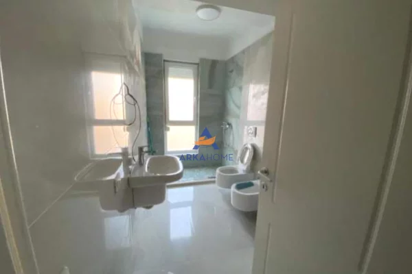 Shtepi me qera Apartament ne Tirane, 3+1, Mobilimi E mobiluar, Pagesa 675  Euro.