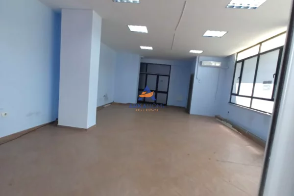 Ambiente Commerciale in Affitto 1+1 a Tirana - 623 Euro