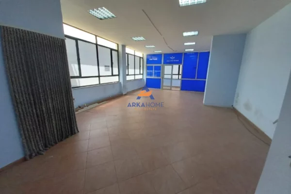 Ambiente Commerciale in Affitto 1+1 a Tirana - 623 Euro
