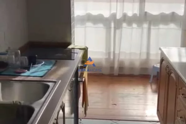 Shtepi me qera Apartament ne Tirane, 3+1, Mobilimi E mobiluar, Pagesa 750  Euro.