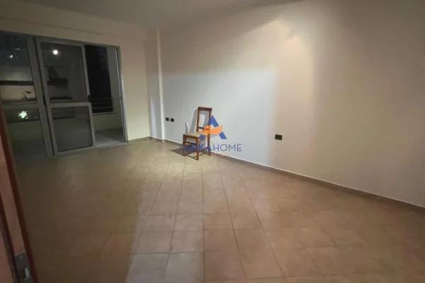 Shtepi ne shitje Apartament ne Tirane, 2+1, Mobilimi Pjeserisht e mobiluar, Pagesa 150,000  Euro.
