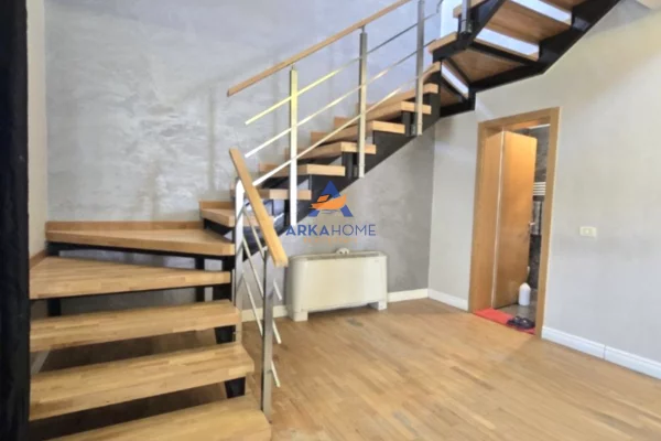Shtepi me qera Duplex(shtepi me 2 kate) ne Tirane, 4+1, Mobilimi E mobiluar, Pagesa 1,000  Euro.