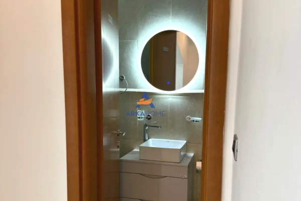 JEPET ME QERA AMBIENT 100M2 NETO "NE ZONEN E BLLOKUT" 1000 EURO