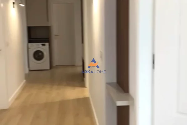 Shtepi ne shitje Penthose(kati i fundit panoramik) ne Tirane, 3+1, Mobilimi E mobiluar, Pagesa 300,000  Euro.