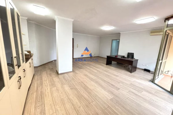 Shtepi ne shitje Apartament ne Tirane, 2+1, Mobilimi Bosh, pa mobiluar, Pagesa 258,000  Euro.